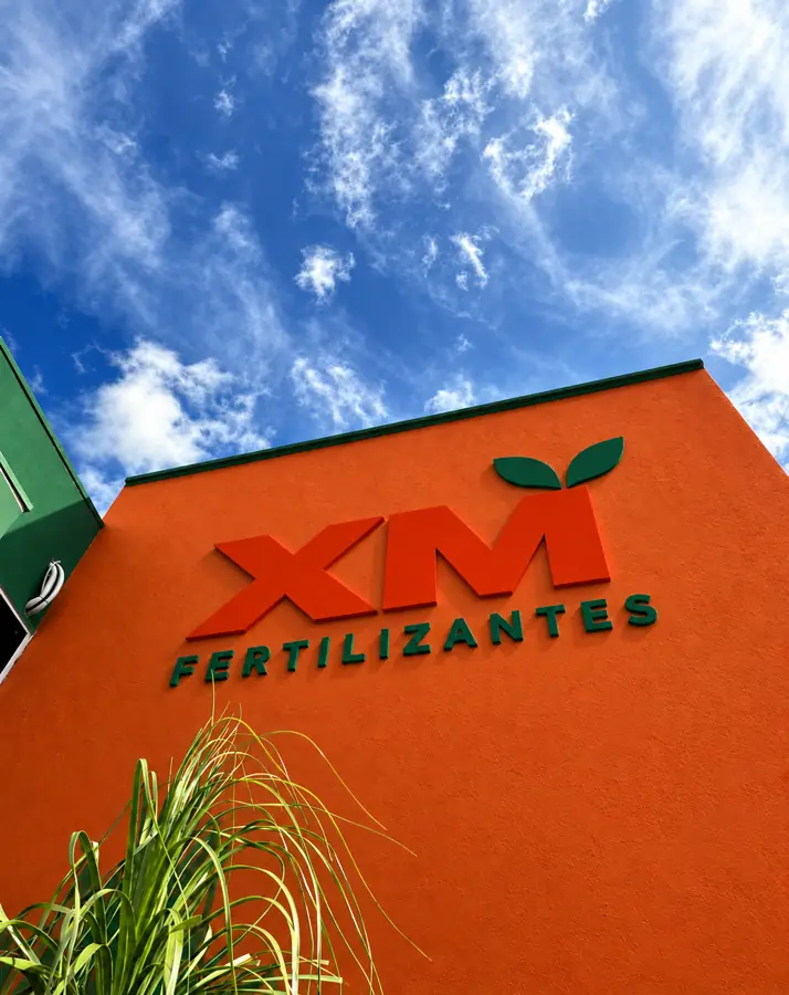 Fachada da XM Fertilizantes com a logo